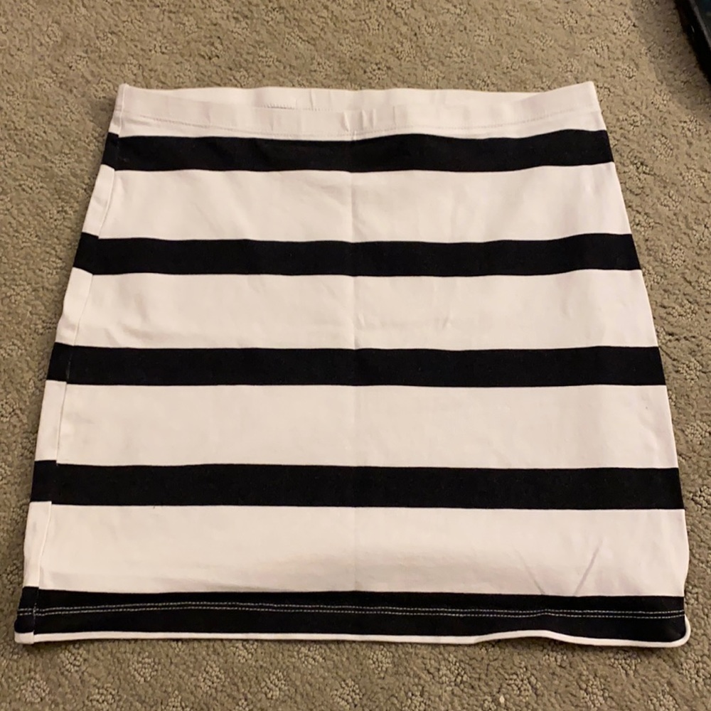 Black and white form fitting skirt